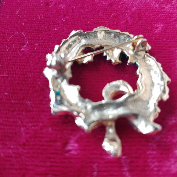 Wreath Pin - Picture 2 of 3